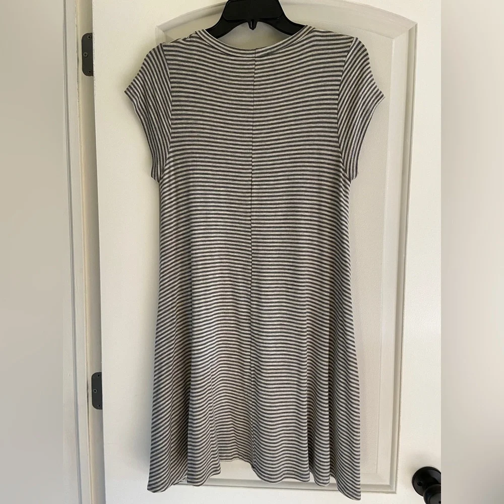Women’s T shirt dress by Elan w/POCKETS NWT Size Med Dark and Light Gray… - Picture 2 of 6